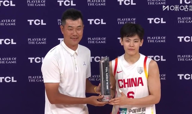 👍杨舒予当选本场最佳球员 前中国男篮球员王仕鹏为其颁奖