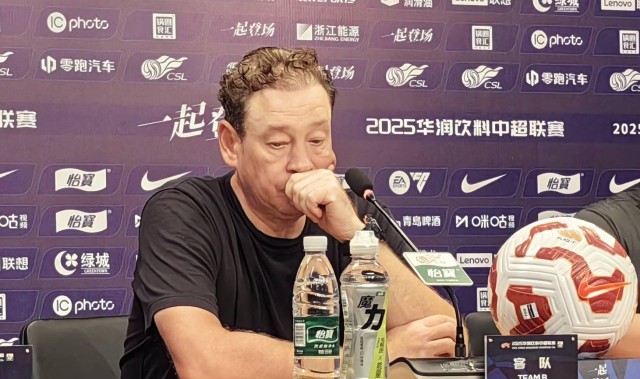 东体：斯卢茨基团队多次复盘最近三场比赛；吴曦能否出战待定
