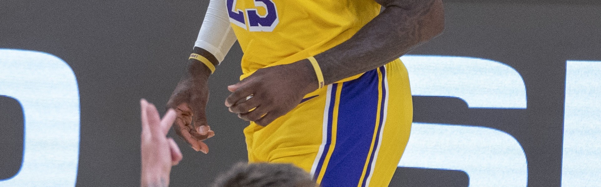 ESPN：湖人易主时东契奇获提前通知后祝贺 詹姆斯未被告知&amp;未发声