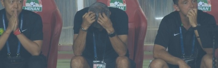 压力太大！国安送点后塞蒂恩完全不敢看，头埋在自己怀里了