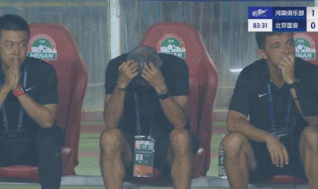 压力太大！国安送点后塞蒂恩完全不敢看，头埋在自己怀里了