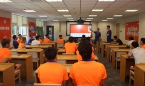 泰山足校西班牙籍青训总监埃里克，对球队前一天训练进行复盘总结